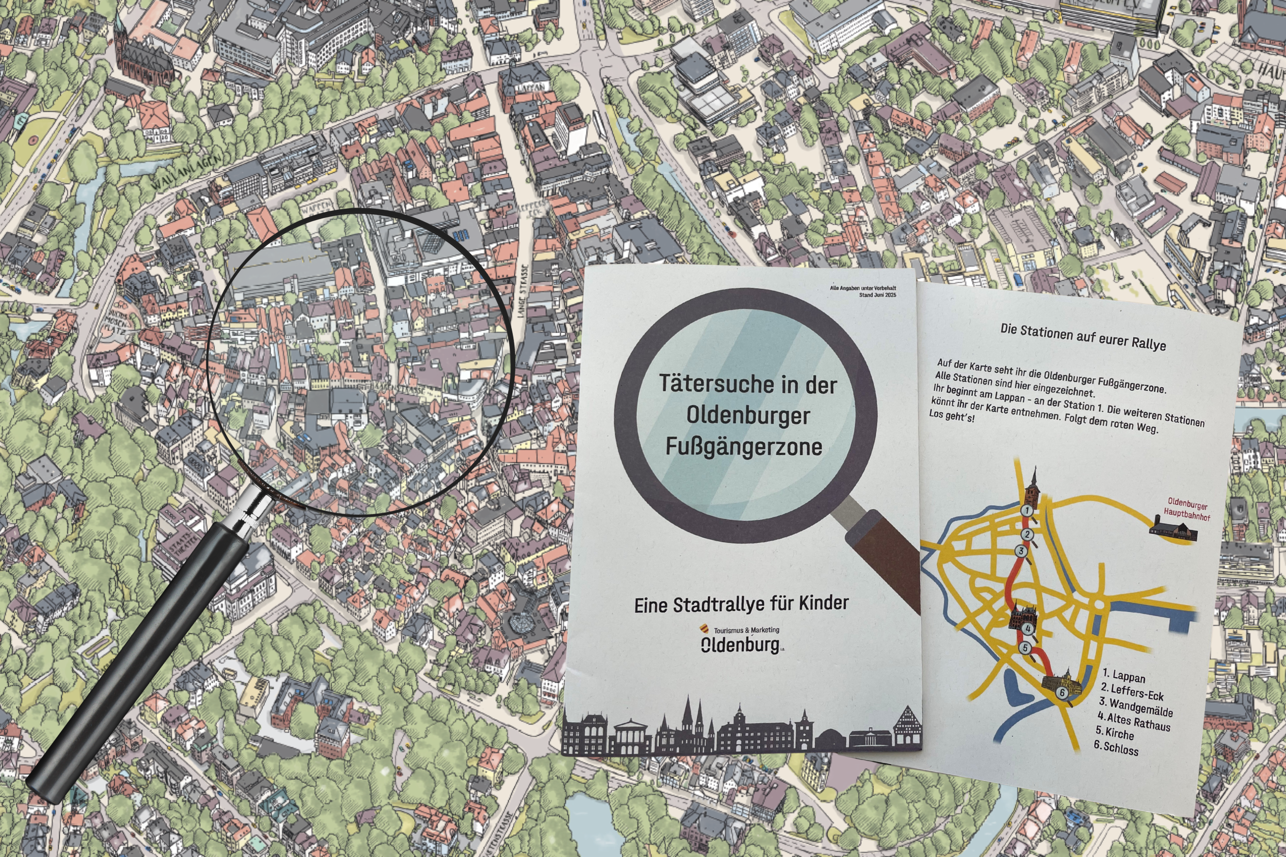 Vorder- und Rückseite des Rallyeheftes auf einem Stadtplan mit einer Lupe.